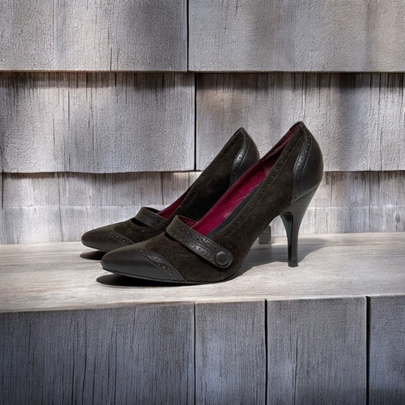 Banana Republic Suede Wing Tip Stiletto’s - Picture 1 of 6